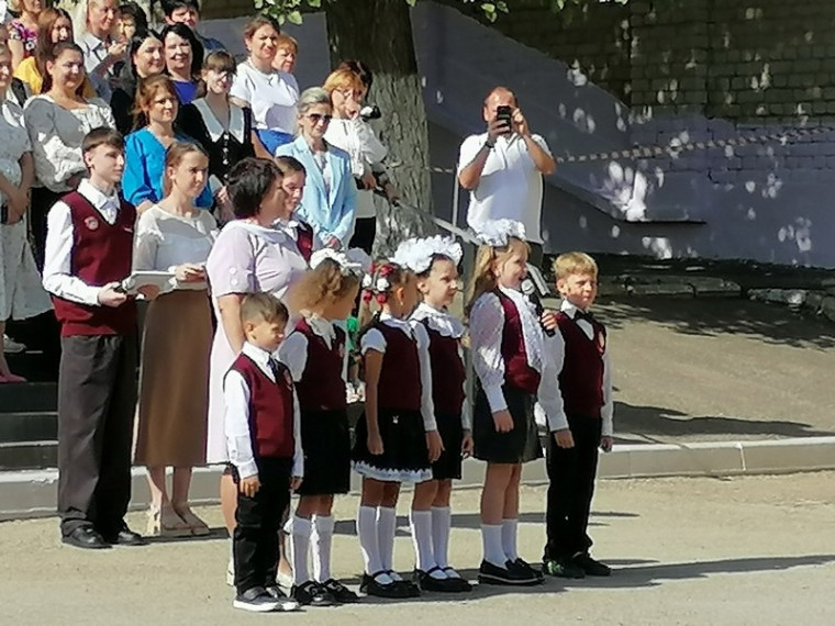 Торжественная линейка, посвященная Дню знаний и 60-летию учебного заведения.