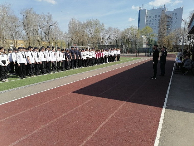 Первый день общешкольного конкурса "Смотр строя и песни".