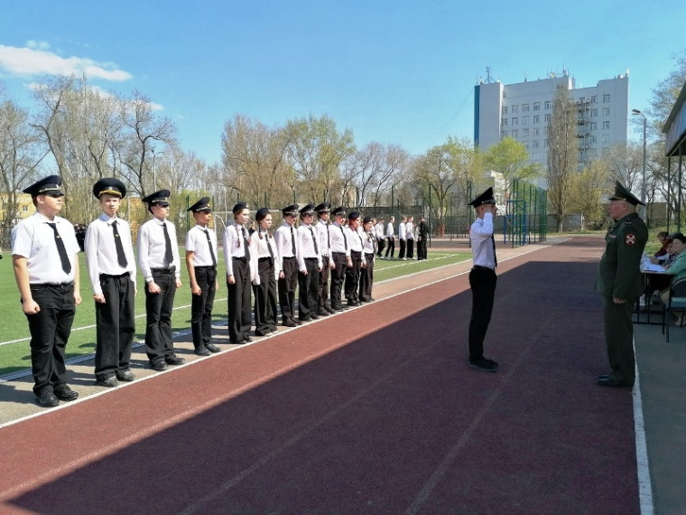 Второй день общешкольного конкурса "Смотр строя и песни".